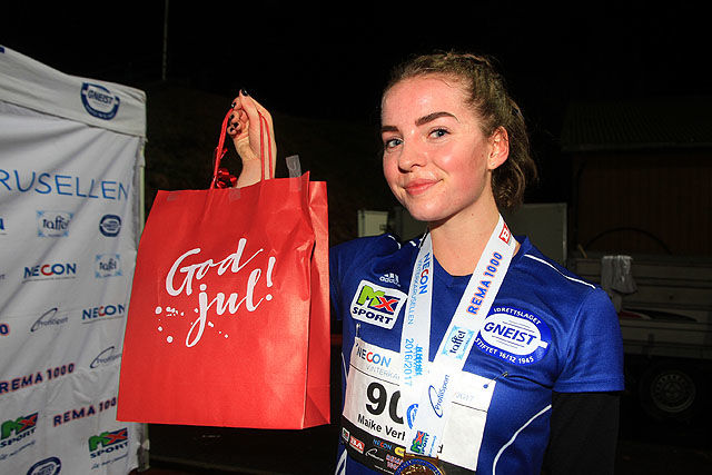 Maike Verhofstad fra Gneist vant 5 km for kvinner. Necon-bagen, som går til vinnerne, var i anledningen gjort om til en julehilsen.