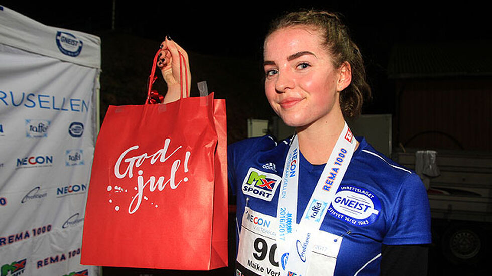 Maike Verhofstad fra Gneist vant 5 km for kvinner. Necon-bagen, som går til vinnerne, var i anledningen gjort om til en julehilsen.