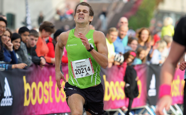 Her er Joakin Hanssen nær målpassering i Oslo Maraton. Foto: Oslo Maraton.