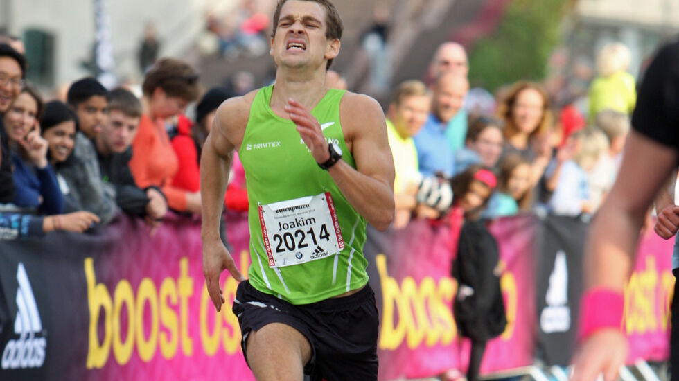 Her er Joakin Hanssen nær målpassering i Oslo Maraton. Foto: Oslo Maraton.