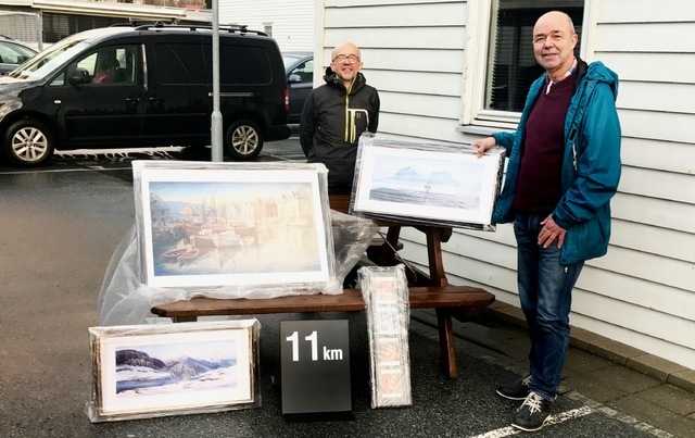 Helge Fuglseth og Per Jan Helset (foran) i Ålesundløpene er nå klare til å ta imot løperne onsdag 28. desember. De viser samtidig fram premiene til totalvinnerne.