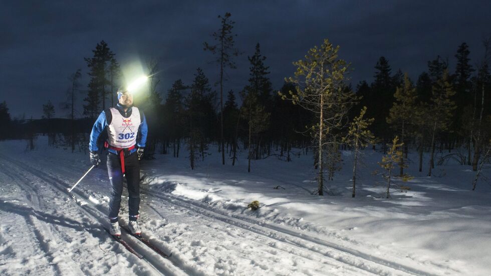 Ingen kommer gjennom de 220 kilometerne i Nordenskiöldsloppet utenå ta i bruk pannelampe...  (arrangørfoto).