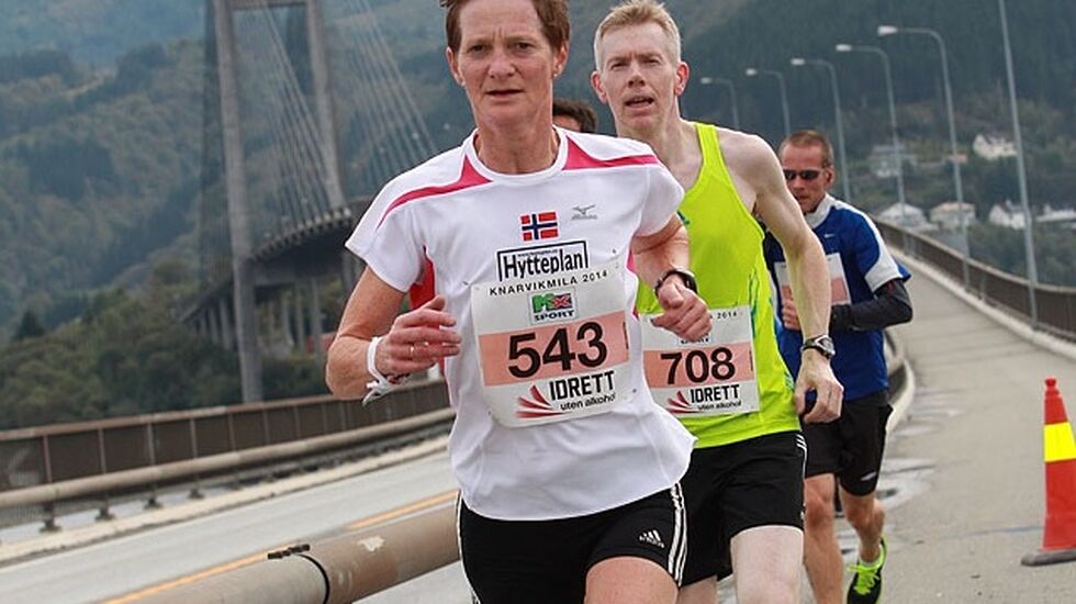 Vurdert ut fra Veterantabellene er det Kari Langerud som har det beste halvmaratonløpet på veteransiden i år med 1.29.03 fra Fredrikstadløpet i våres. Bildet er fra Knarvikmila i 2014 som også omfattet NM på halvmaraton (Foto: Kjell Vigestad).
