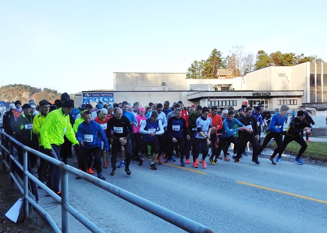 Start på alle distanser. Håkon Musholm som vant 3 km ser vi med nr 5 langt til høyre (arrangørfoto).