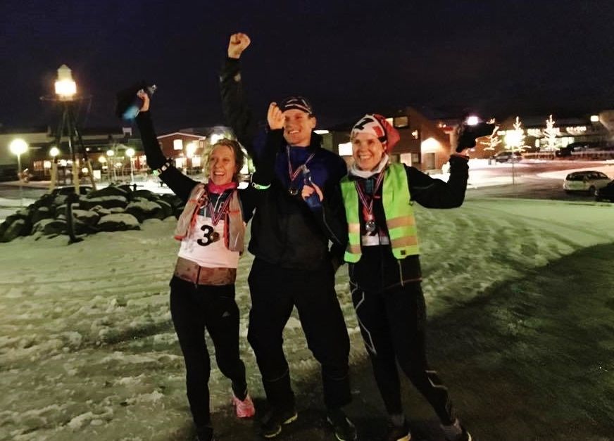 Fornøyde løpere etter fullført maraton i realt vintervær: Lena- Britt Johansen, Hallvard Schjølberg og Wenche Johansen (arrangørfoto)
