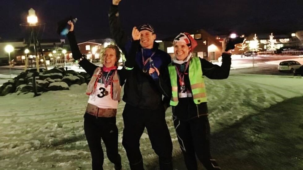 Fornøyde løpere etter fullført maraton i realt vintervær: Lena- Britt Johansen, Hallvard Schjølberg og Wenche Johansen (arrangørfoto)