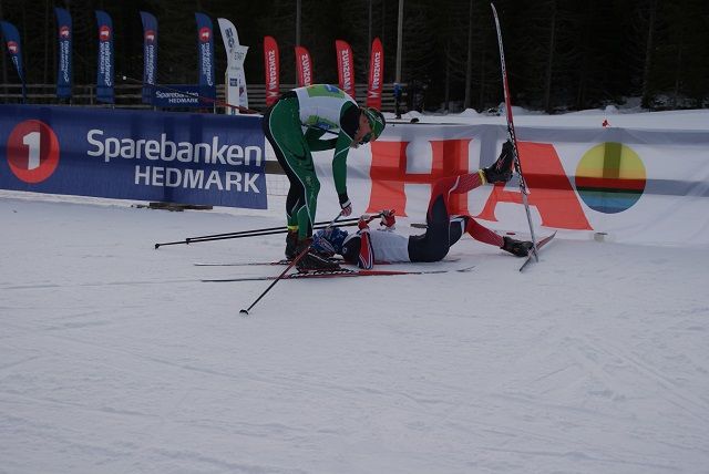 Vinner av årets TdH i klasse M17, Petter Myhr, takker en liggende Simen Syversen for nok en heftig duell i sporet på Hedmarken. (Foto: Stein Arne Negård)