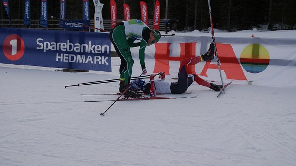 Vinner av årets TdH i klasse M17, Petter Myhr, takker en liggende Simen Syversen for nok en heftig duell i sporet på Hedmarken. (Foto: Stein Arne Negård)