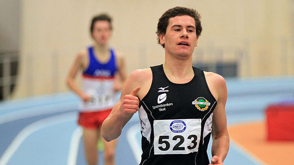 Triatleten Gustav Iden vinner 1500m foran Ole Lyngbø.