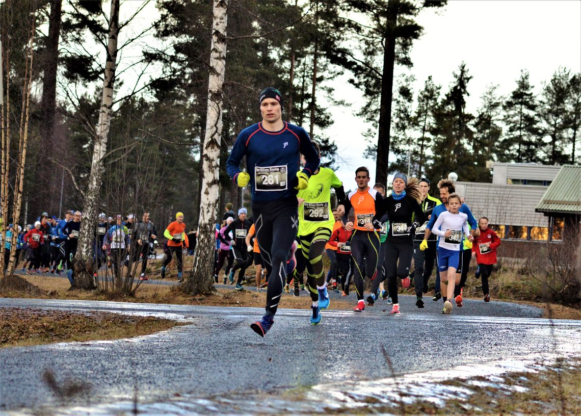 Lasse Blom tok teten rett etter start. I tredje posisjon ser vi Marte Pedersen som vant kvinneklassen (foto: Jan Rune Paulsen).