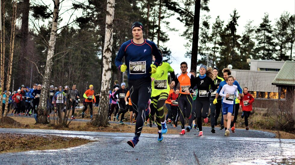Lasse Blom tok teten rett etter start. I tredje posisjon ser vi Marte Pedersen som vant kvinneklassen (foto: Jan Rune Paulsen).