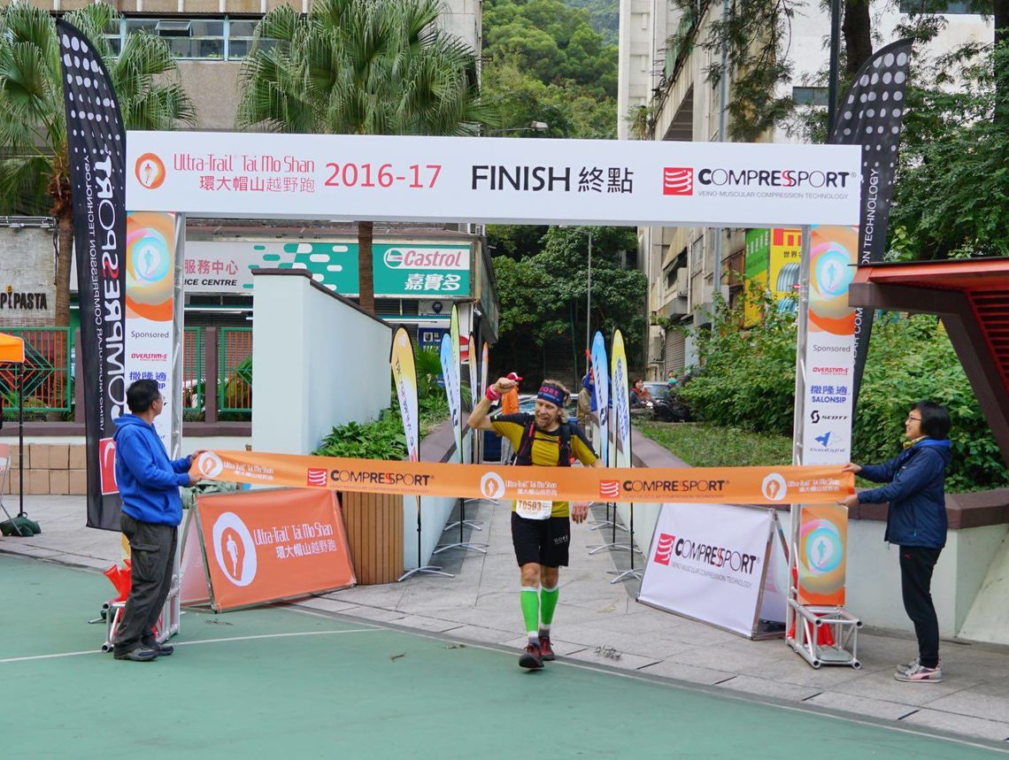 Sondre Amdahl løper i mål som vinner i TTF (foto: Ultra-Trail® Tai Mo Shan).