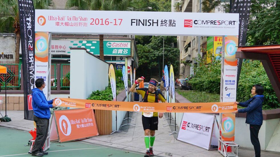 Sondre Amdahl løper i mål som vinner i TTF (foto: Ultra-Trail® Tai Mo Shan).