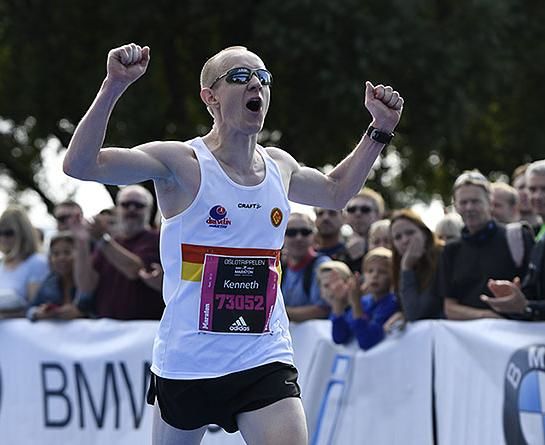 Trippelvinner 2016 Kenneth Smeby som innledet med pallplass på maraton på 2:30:18, fortsatte med halvmaraton på 1:23:19 og løp den avsluttende 10-kilometeren på 40:15 (foto: Bjørn Johannessen).