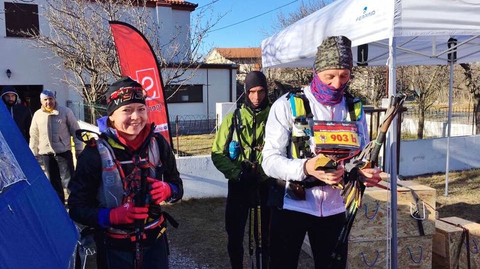 Monica Strand ved et sjekkpunkt samtidig med et italiensk lag i teamklassen.
