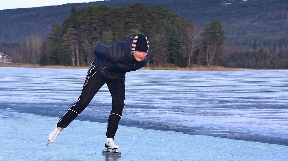 Det har vært flotte forhold og meget stor aktivitet på Dølisjøen i vinter. Her det der det Wibeke Van Megen som koser seg på isen sist helg. (Foto: Per Kr. Johansen))