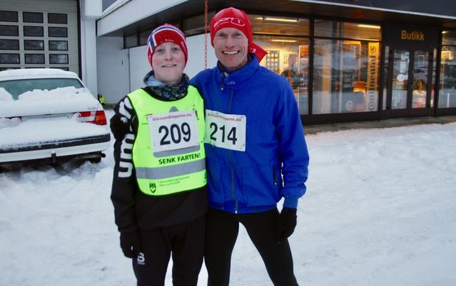 Pål Andre Lervåg (vinner)  og Jan Ketil Vinnes (214) tok de to første plassene på 10 km i Ålesund vinterkarusell. Foto: Sigbjørn Lerstad