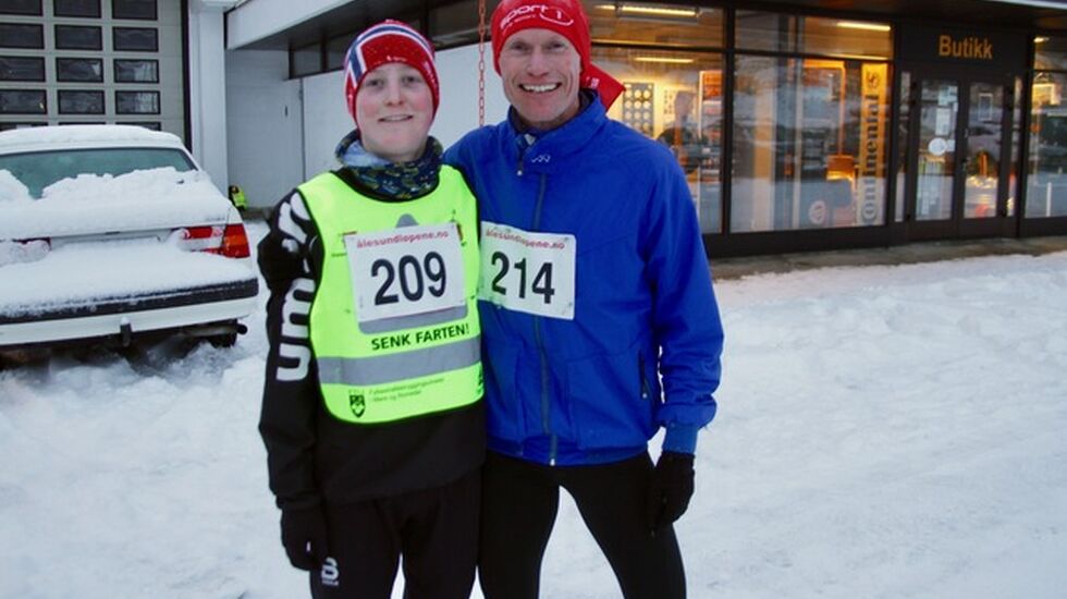 Pål Andre Lervåg (vinner)  og Jan Ketil Vinnes (214) tok de to første plassene på 10 km i Ålesund vinterkarusell. Foto: Sigbjørn Lerstad