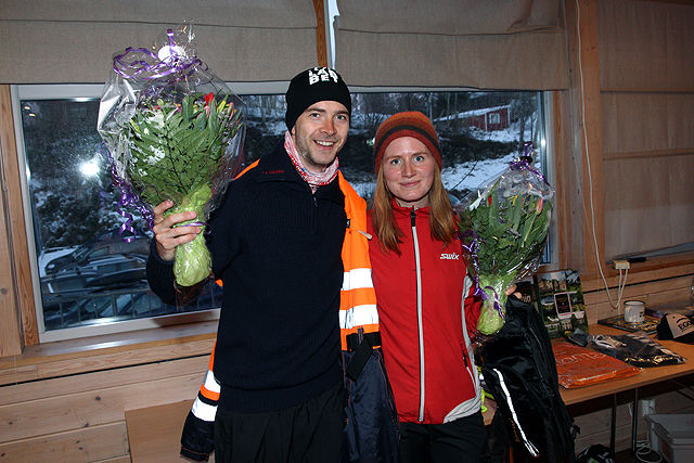 Vinnerne Vidar Dahle og Lina Rivedal fikk forsyne seg først fra premiebordet