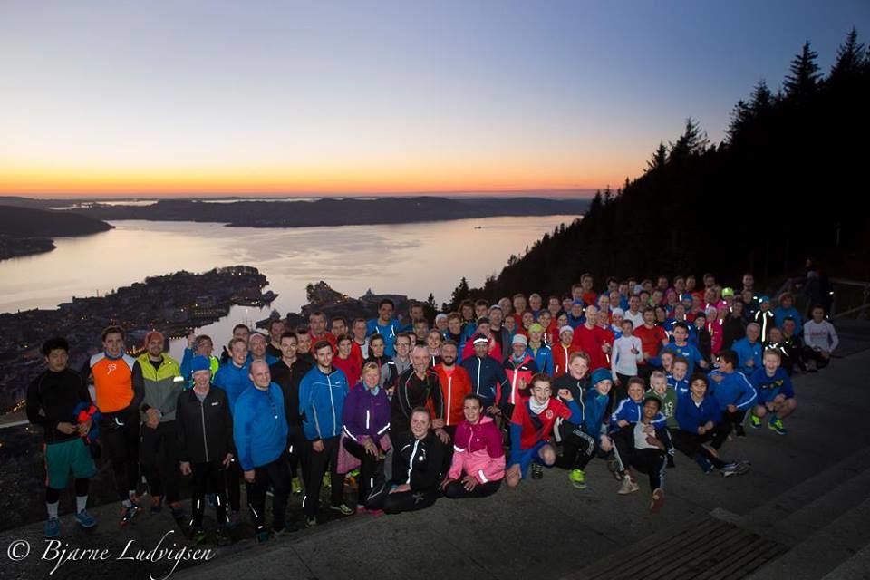 Deltagerne samlet på toppen etter endt løp. Foto : Bjarne Ludvigsen