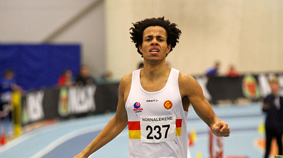 Thomas M Heggøy har full kontroll på 800 m-feltet og vinner klart.