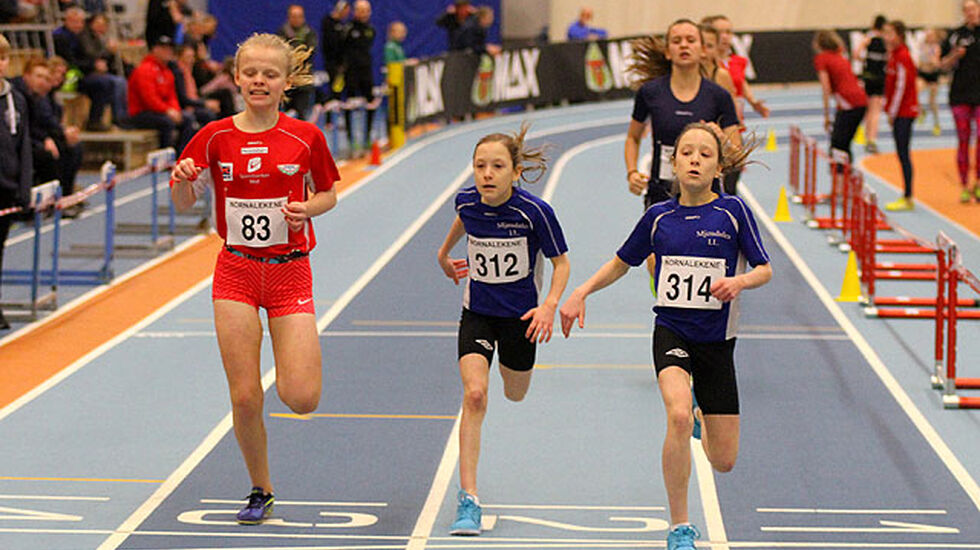 Spurtduell mellom Katrina Sortland, Anna og Emma Hanstveit.