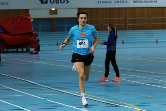 Sverre Solligård løper inn til seier på 800 m søndag. (Foto: Egil M. Kristiansen)