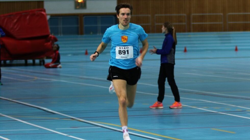 Sverre Solligård løper inn til seier på 800 m søndag. (Foto: Egil M. Kristiansen)