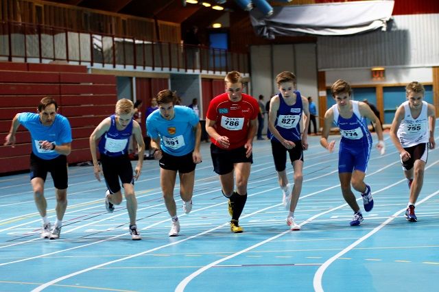 Fra starten på 800 m for gutter i KM i Stangehallen i 2017. (Foto: Egil M. Kristiansen)