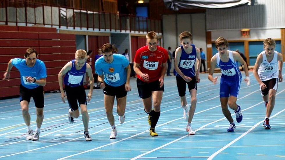 Fra starten på 800 m for gutter i KM i Stangehallen i 2017. (Foto: Egil M. Kristiansen)