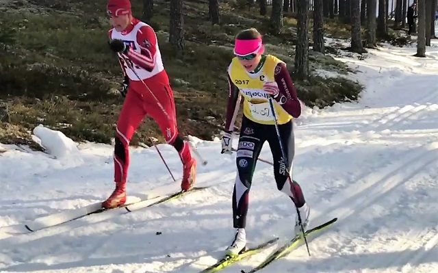 Aurora Ulsaker Bjørn, Vang Skiløperforening var best uansett teknikk i K 18 år på Liermoen i helga. Her i stilren diagonal side om side med Strandbygda-veteranen Svein Nordaas lørdag. (Foto: Gjermund Bjørn)