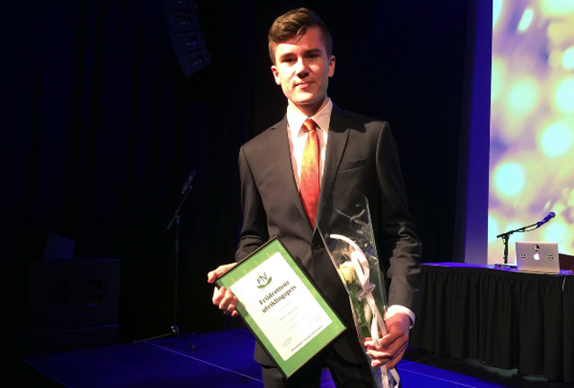 Jakob Ingebrigtsen var til stede og kunne stolt motta prisen som i tillegg til et diplom også bestod av et treningsstipend på 10 000 kr. (Foto: Norges Friidrettsforbund)