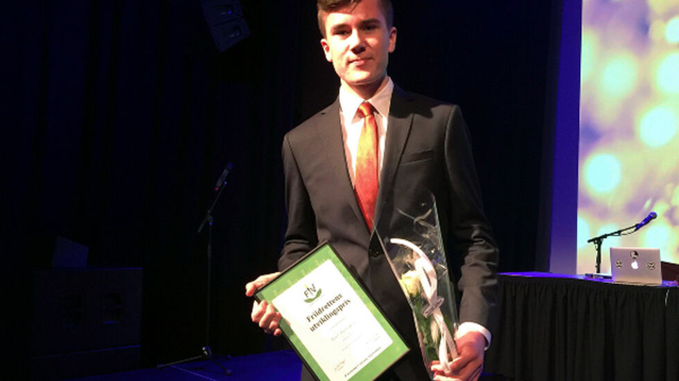 Jakob Ingebrigtsen var til stede og kunne stolt motta prisen som i tillegg til et diplom også bestod av et treningsstipend på 10 000 kr. (Foto: Norges Friidrettsforbund)