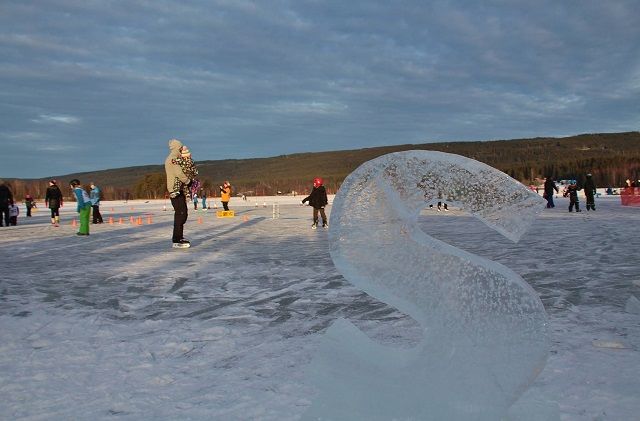 Ole Edvard Gjerstadberget hadde æren for utførelsen av isskulpturen S, is-sklie og seierspall - alt skåret ut med motorsag i ekte Dølisjøis. (Foto: Steinar Saghaug)
