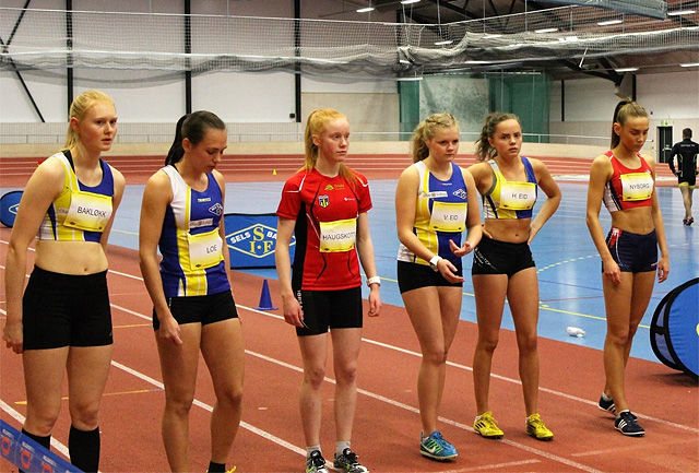 Jentene er klar til start, og raskest var Marte Nyborg som står helt til høyre. (Foto: Vinterligaen) 