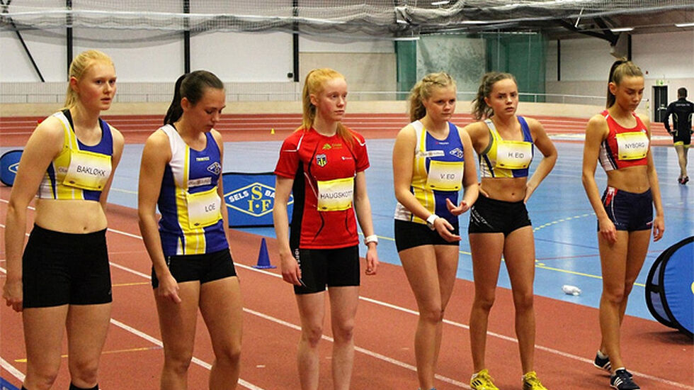 Jentene er klar til start, og raskest var Marte Nyborg som står helt til høyre. (Foto: Vinterligaen) 