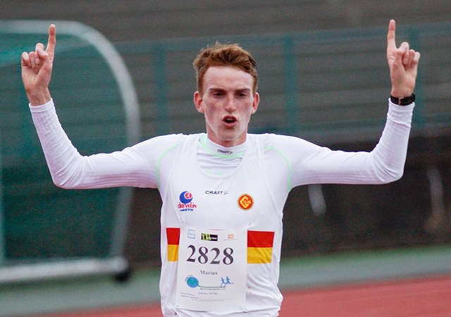 Marius Vedvik jublar for sigeren og løyperekorden på halvmaraton i Maratonkarusellen i Bergen sist laurdag. (Foto: Martin Huddart)