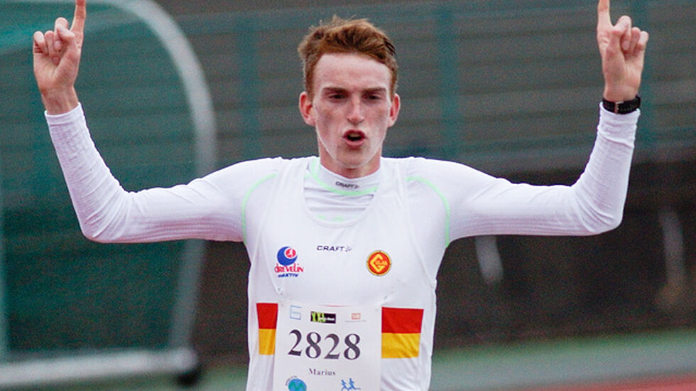 Marius Vedvik jublar for sigeren og løyperekorden på halvmaraton i Maratonkarusellen i Bergen sist laurdag. (Foto: Martin Huddart)