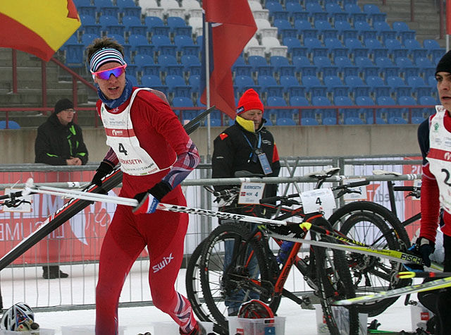 Øyvind Bjerkseth kan se lederen av U23-konkurransen Vasin i det han legger ut på den avsluttende skidelen. Foto: Paul Groves, European Triathlon Union