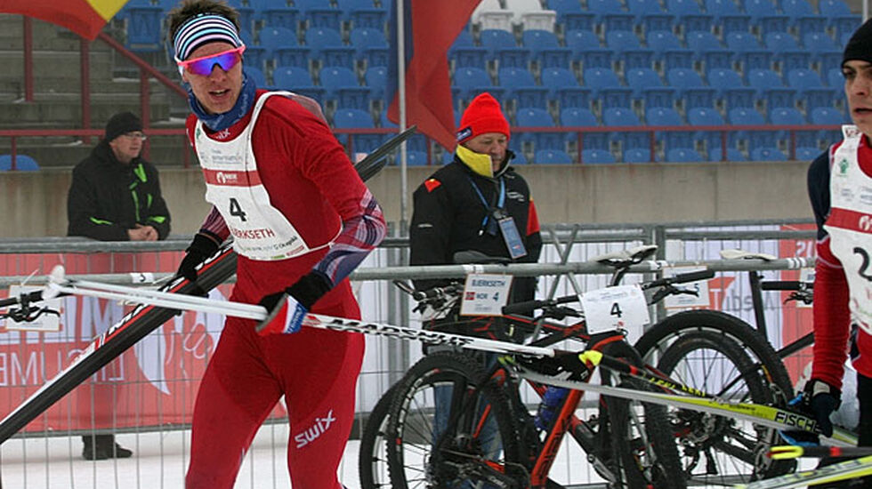 Øyvind Bjerkseth kan se lederen av U23-konkurransen Vasin i det han legger ut på den avsluttende skidelen. Foto: Paul Groves, European Triathlon Union