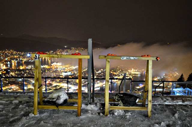 Stemplingsurene klar på toppen av Fløyen med utsikt over byen Stemplingsurene klar på toppen av Fløyen med utsikt over byen