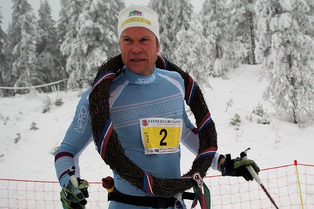 Vinner Håvard Hansen med seierskransen etter målgangen på Gåsbu lørdag. (Foto: Stein Arne Negård)