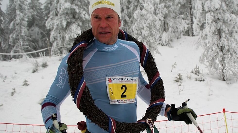 Vinner Håvard Hansen med seierskransen etter målgangen på Gåsbu lørdag. (Foto: Stein Arne Negård)