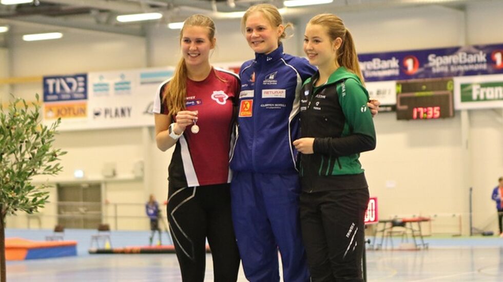 Fornøyde kvinner med medalje etter fullført 3000 meter