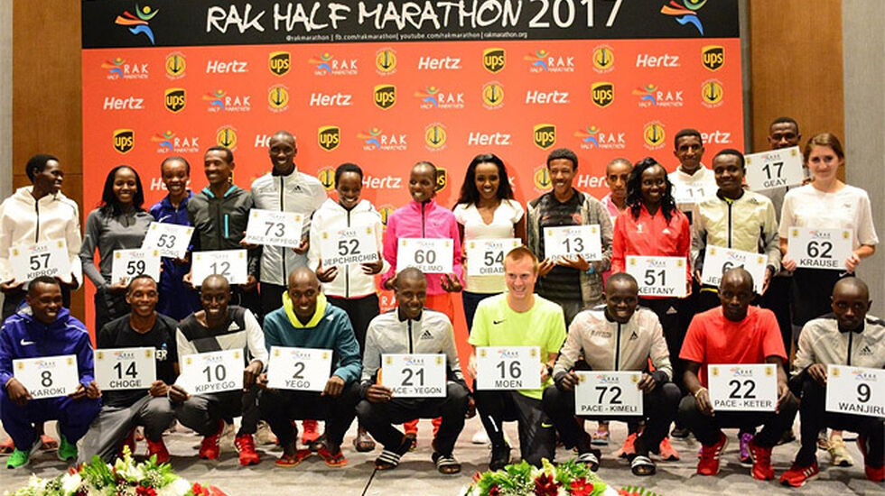 Sondre Nordstad Moen med startnummer 16 skilte seg ut som eneste mannlige ikke-afrikaner i eliteklassen. (Foto: arrangøren) 