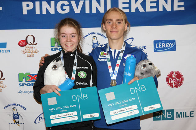 Vilde Våge Henriksen og Jens Larsen Åstveit med favnen full etter seieren på 1500 m