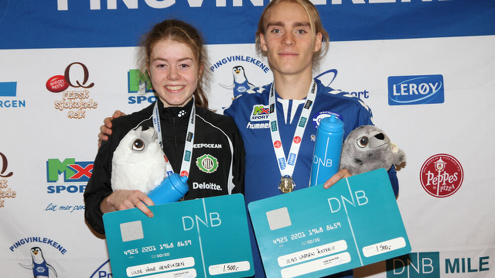 Vilde Våge Henriksen og Jens Larsen Åstveit med favnen full etter seieren på 1500 m