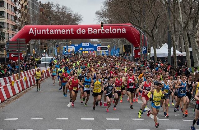 Fra søndagens Barcelona halvmaraton som gikk under forhold med skyet vær, noe vind og temperaturer i overkant av 10 grader (Foto: mitjabarcelona.com|Facebook)