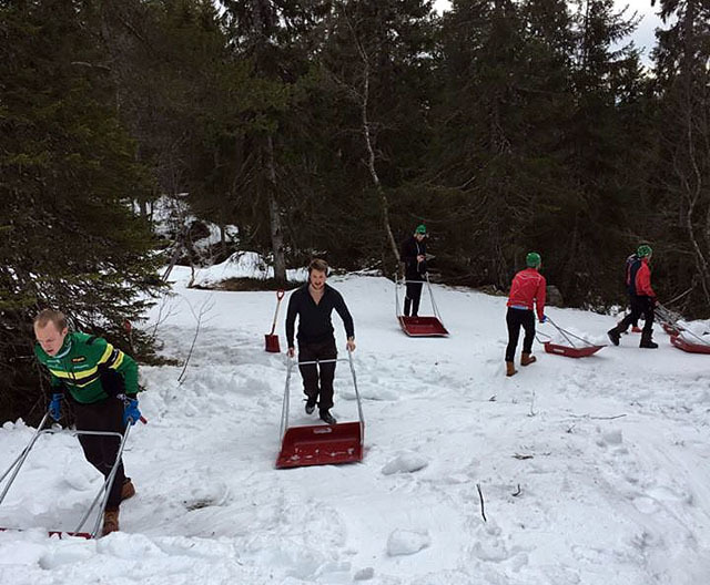 Mange steder jobbes det på spreng for å få til løyper en kan gå på ski i. Her er det NTNUI som jobber med Marka Rundt (foto: arrangøren 14.februar)