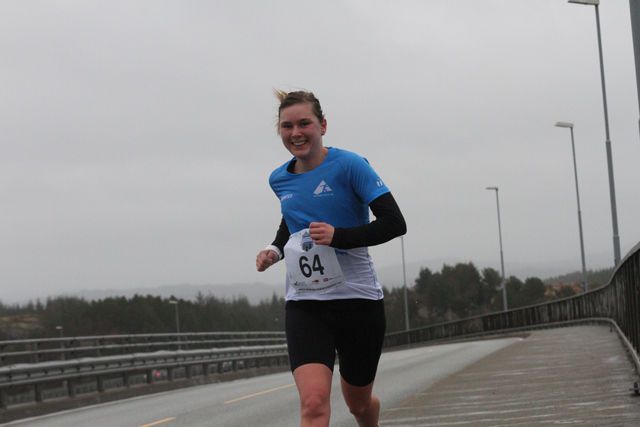 Cecilie Landro passerer over Rongesundsbroen i kraftig vind under løp 2